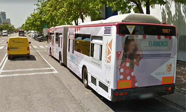 Un autobús articulado con publicidad