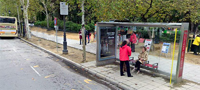 Una parada de autobús de frente