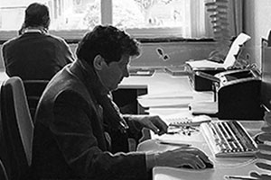 Dos personas en una oficina con ordenadores